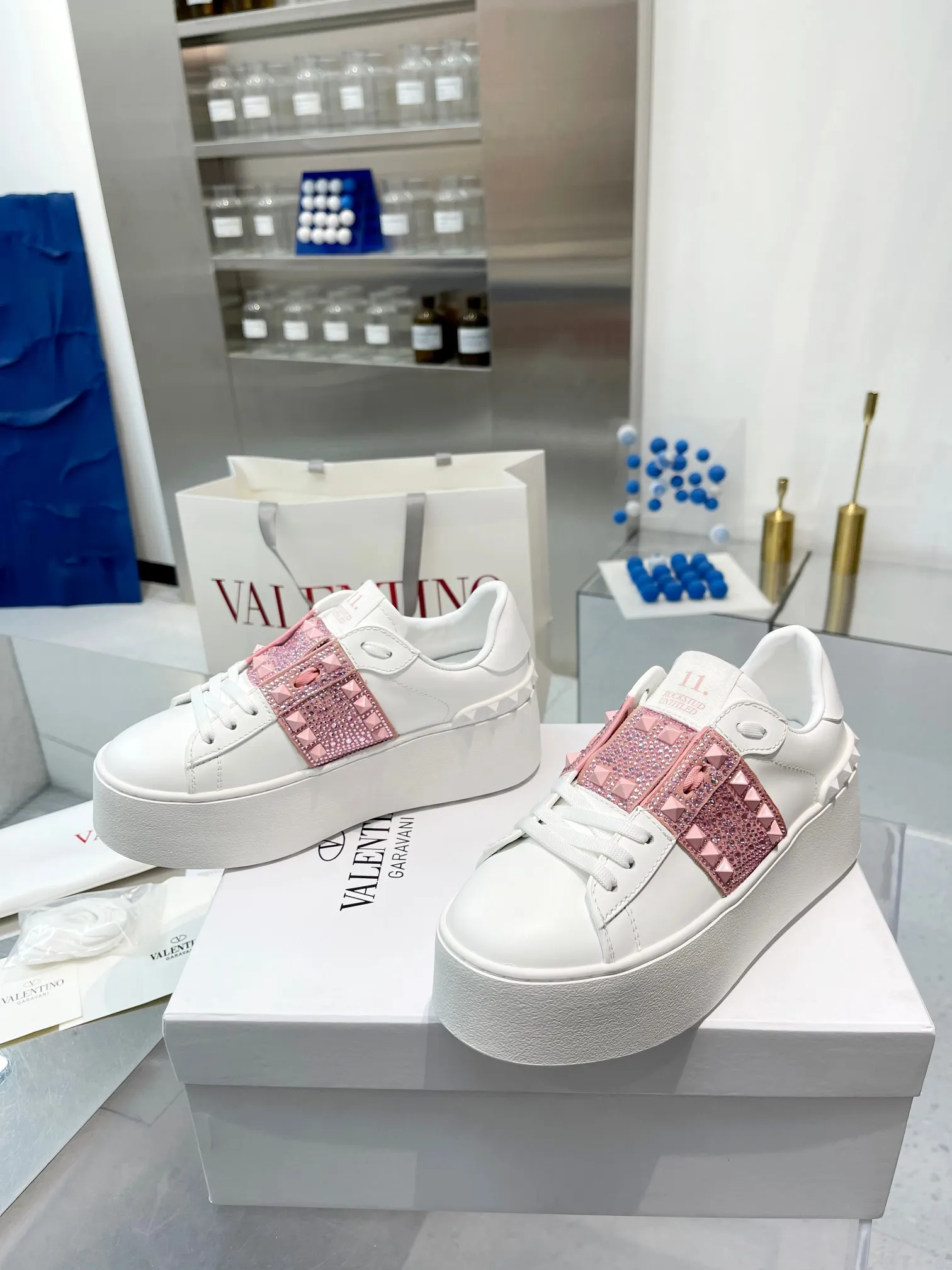 👟👟Ex-factory price 680👟👟 The latest thick-soled high version of Nujia Valentino Valentino 23ss spring and summer thick-soled rivet sports and casual shoes white shoes 2023 latest model hot-selling series hard to find after being launched in Japan Super hot classic rivet series with thick sole 6cm height increase Purchase the original version every detail is very exquisite🎁 Upper: silk cowhide splicing Lining: Cowhide lining Outsole: Original synchronized TPR outsole 6cm height increase Size: Female 35-41 (40.41 customized)